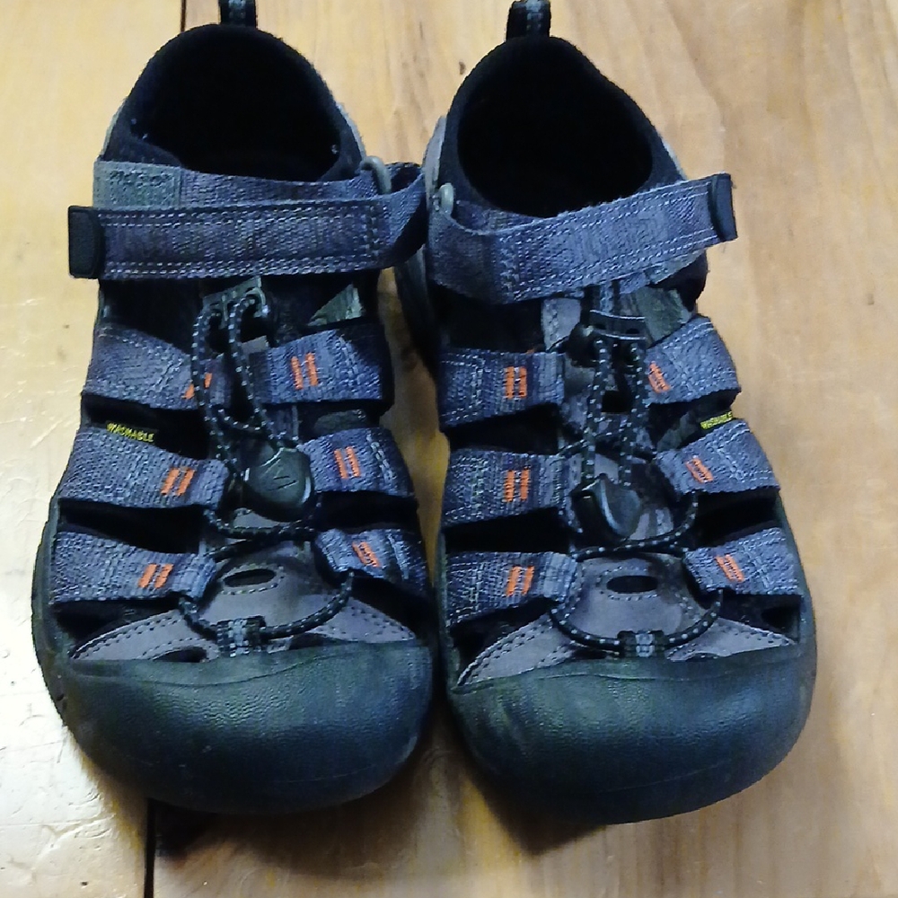 Keen H2 Kids Black and Blue Sandals size 3 In Great Shape.